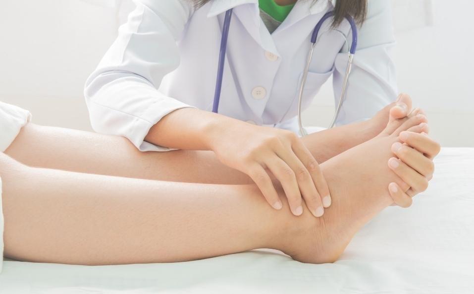 Gambe gonfie in estate cosa fare e perché