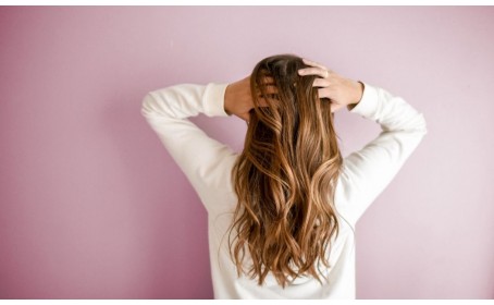 Caduta capelli in primavera: cosa fare per contrastarla?